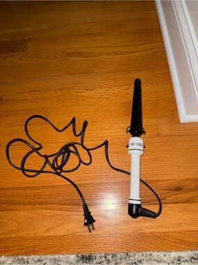 HOT TOOLS White and Black Tapered Curling Wand